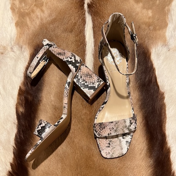 ✅SOLD VINCE CAMUTO - Picture 3 of 11